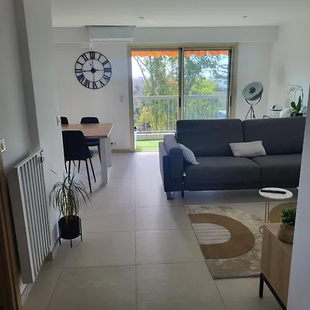 Proche De Toutes Commodites 아파트